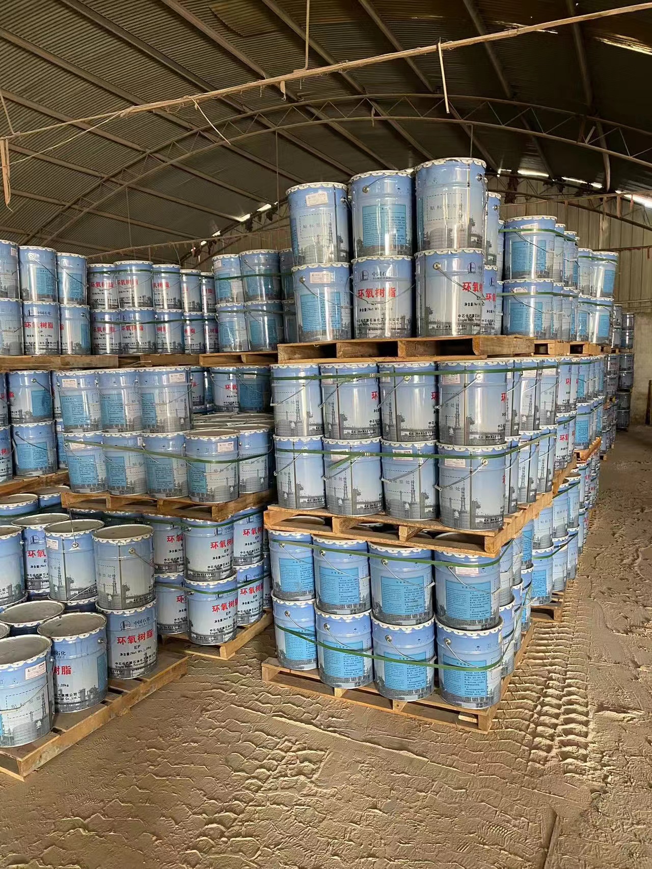 如何檢查鋪設的膠泥厚度是否均勻？